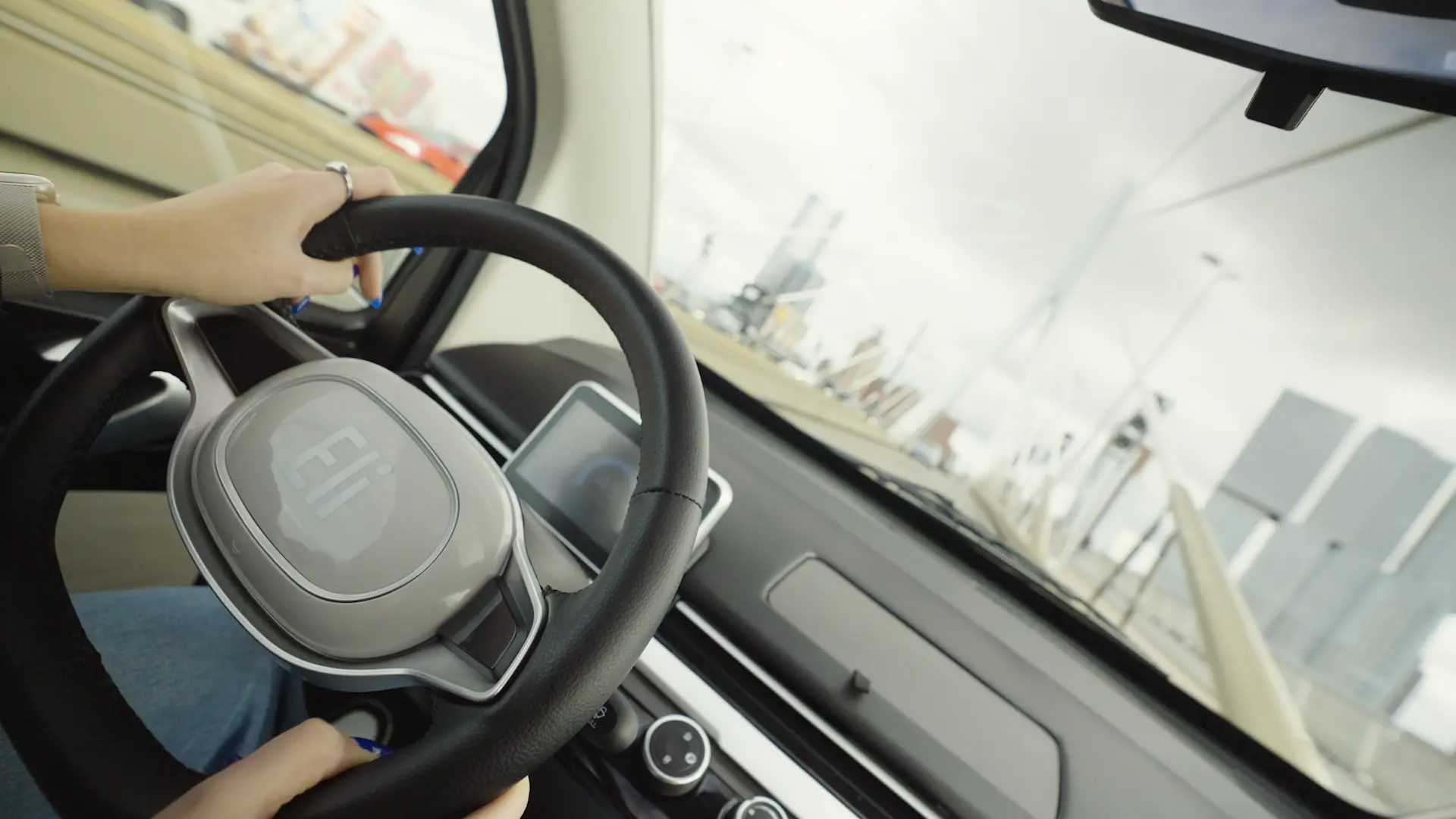 Bestuurder rijdt встретил de Eli Zero над де Эразмусбругом в Роттердаме, уплотнить elektrische auto voor stadsverkeer
